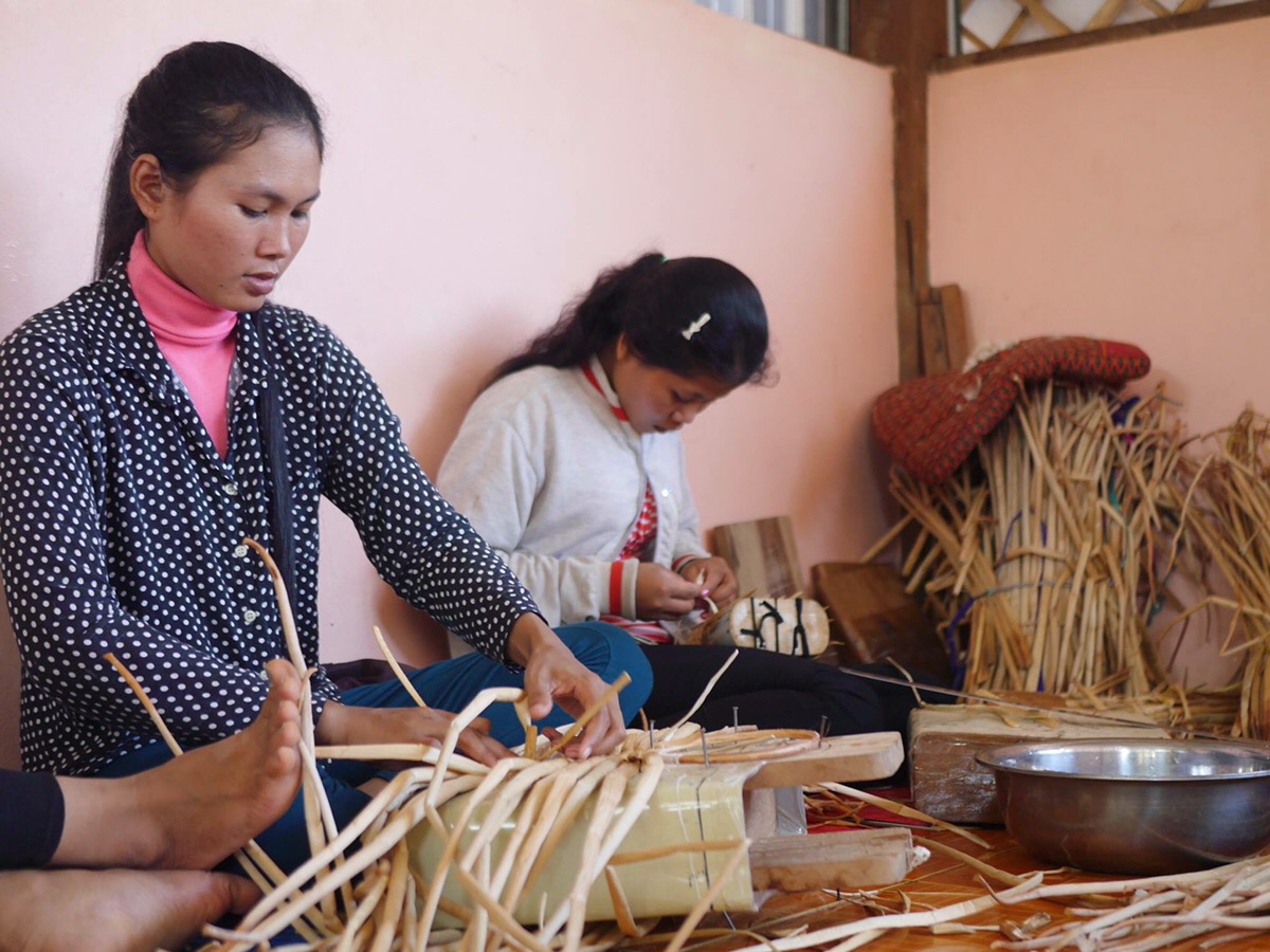 カンボジアの貧困地域の女性に水草を使ったカゴバックの製作・販売を支援。平均収入の大幅な底上げを実現しました。